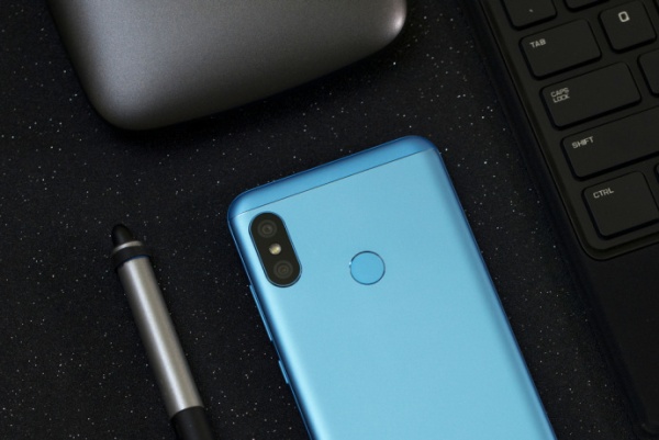 1Xiaomi-Redmi-6-Pro-Lake-Blue